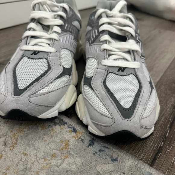 9060 in Rain Cloud, Castlerock, & White - Picture 3 of 5